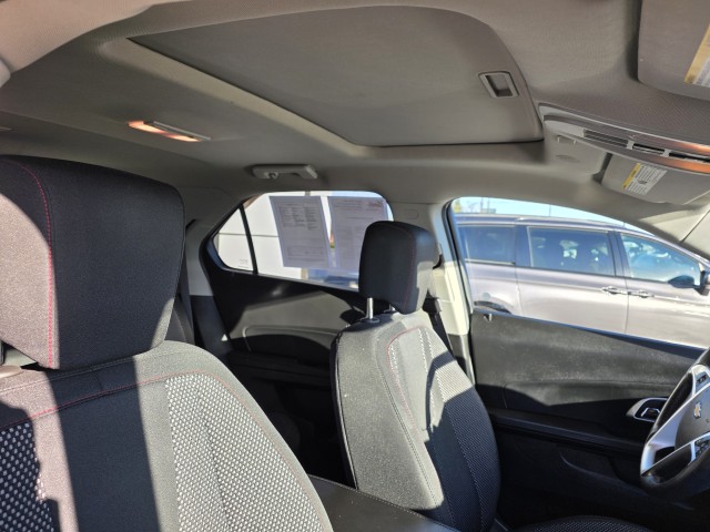 2017 Chevrolet Equinox LT photo 2