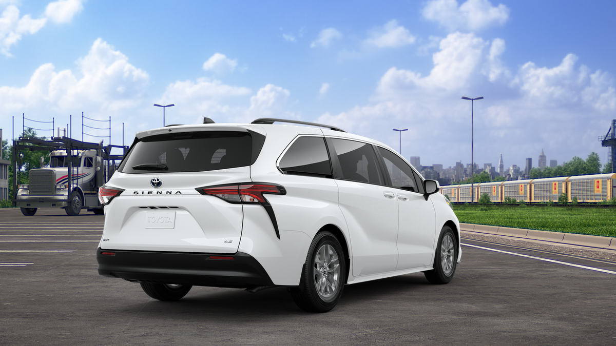 2025 Toyota Sienna LE photo 9