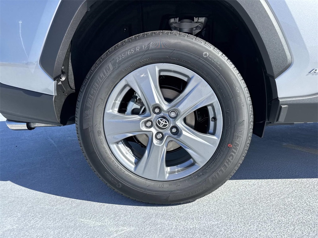 2025 Toyota RAV4 Hybrid XLE photo 4