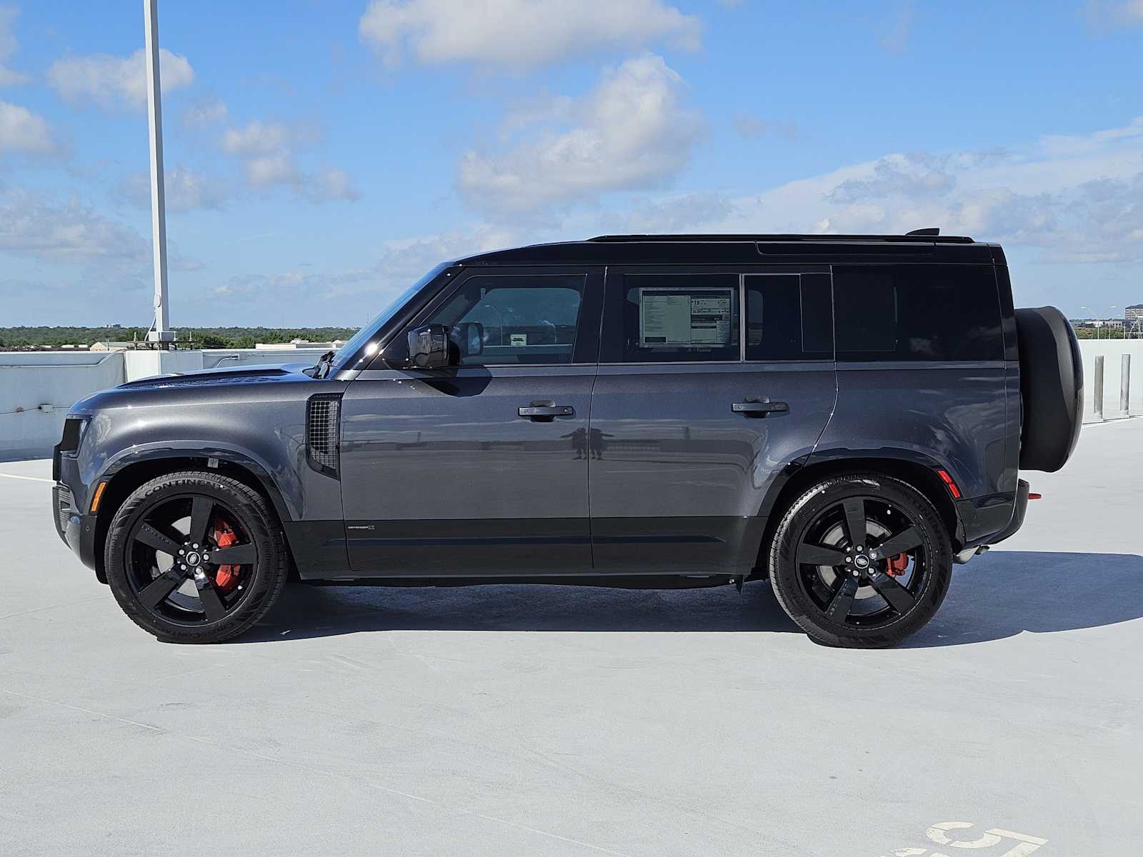 2025 Land Rover Defender 110 photo 4