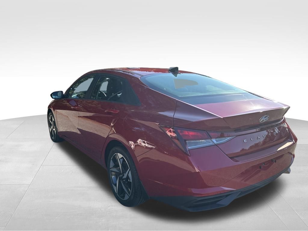2023 Hyundai Elantra SEL photo 3