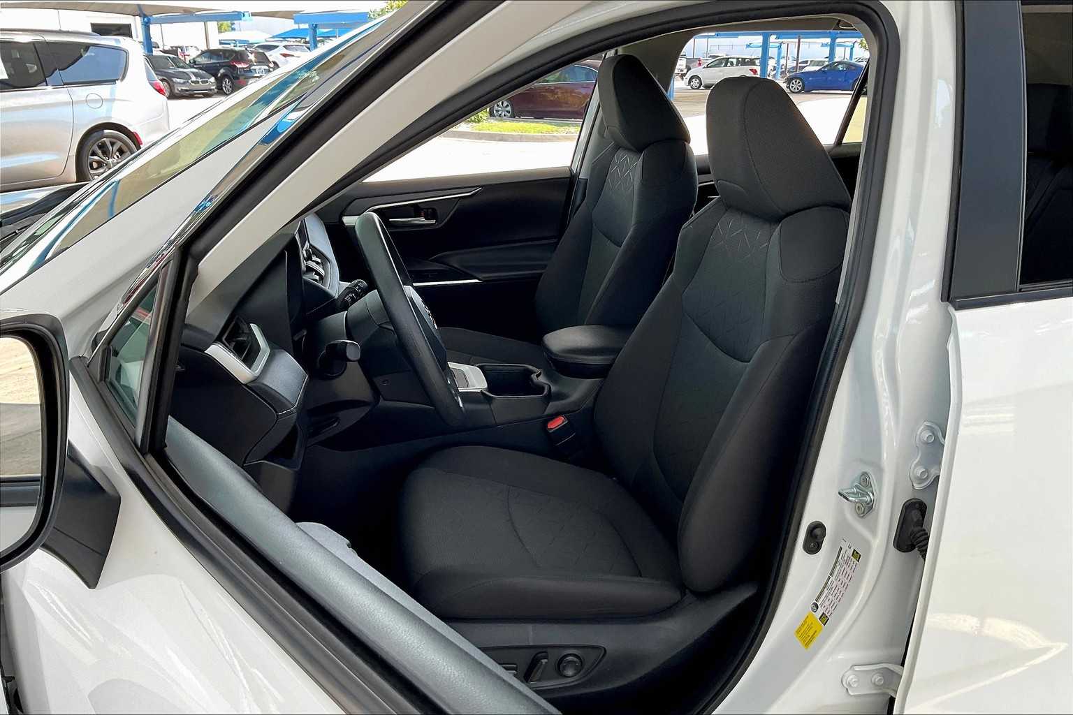 2024 Toyota RAV4 XLE photo 7