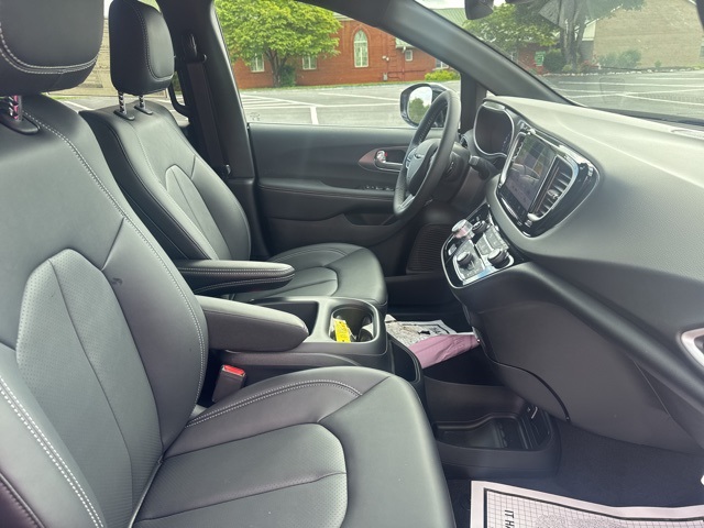 2025 Chrysler Voyager LX photo 9