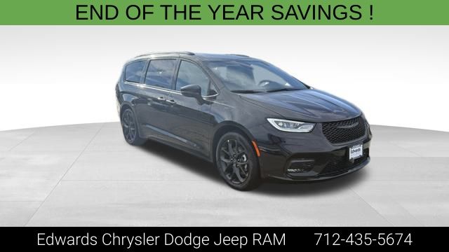 2026 Chrysler Pacifica Select's photo