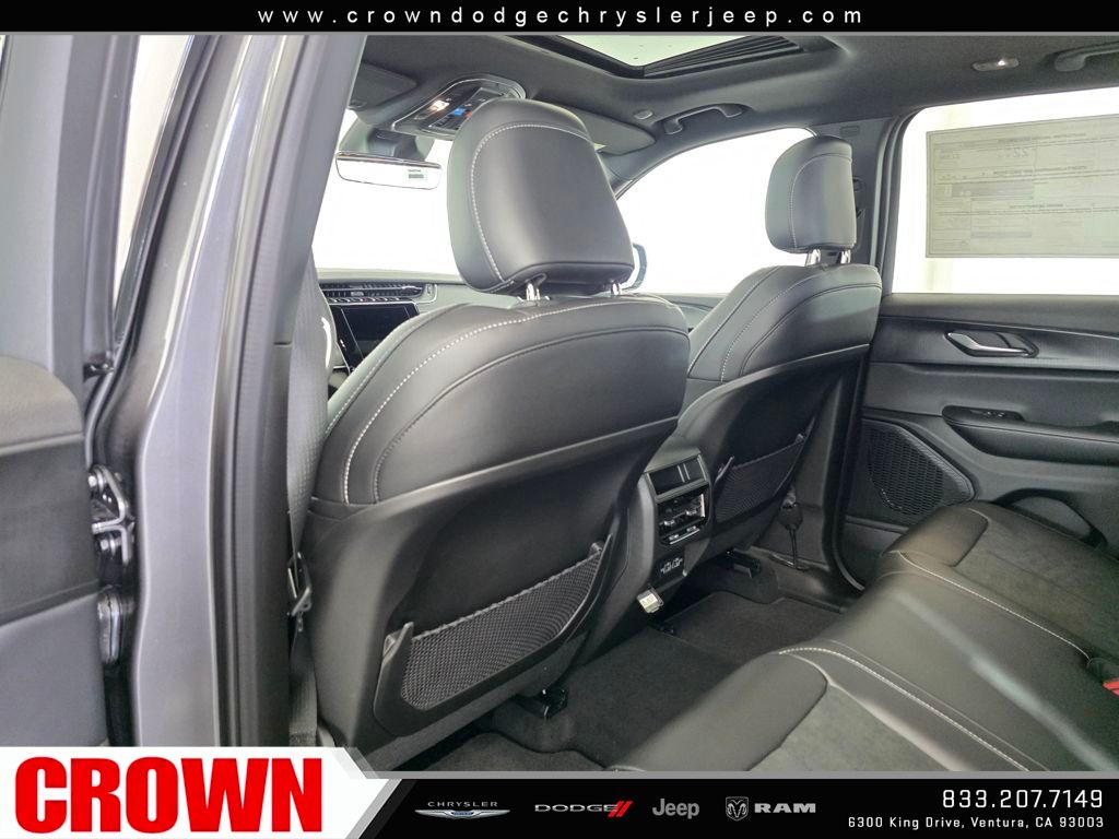 2025 Jeep Grand Cherokee Laredo Altitude photo 14