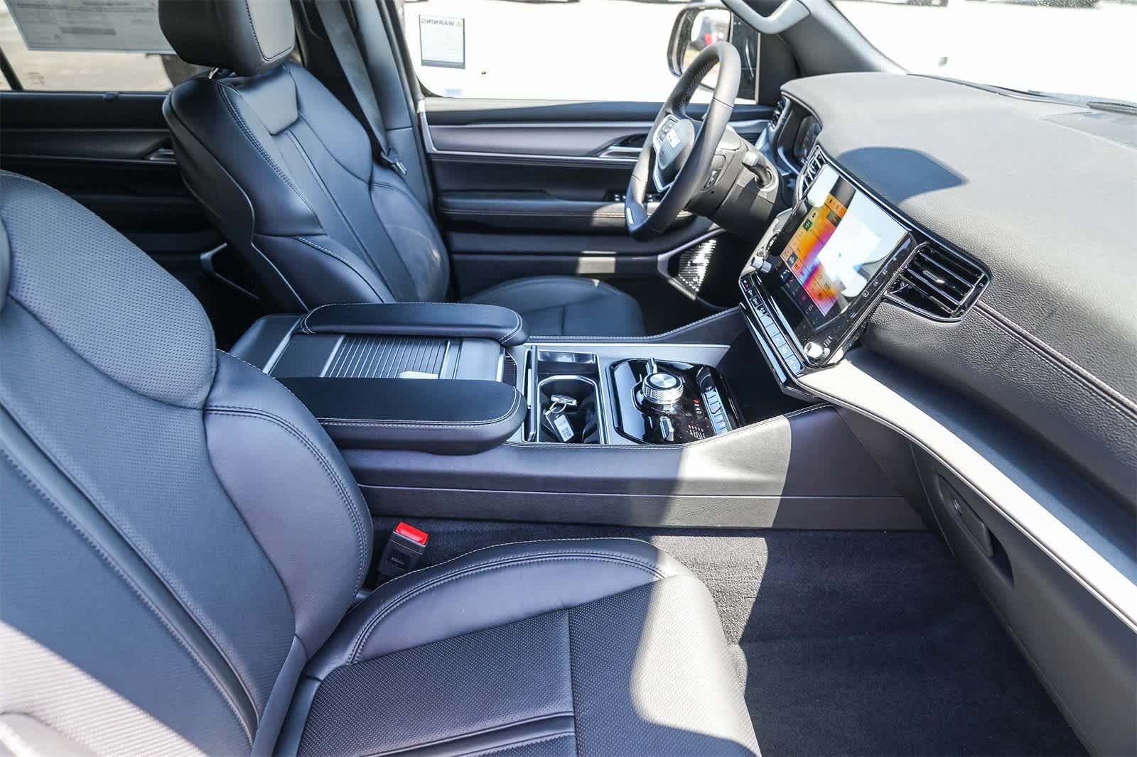 2025 Jeep Wagoneer L Series III photo 17