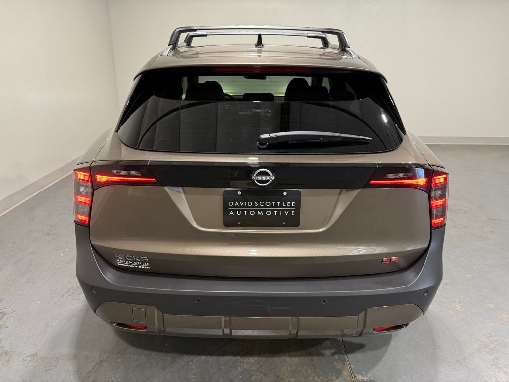 2026 Nissan Kicks SR photo 2
