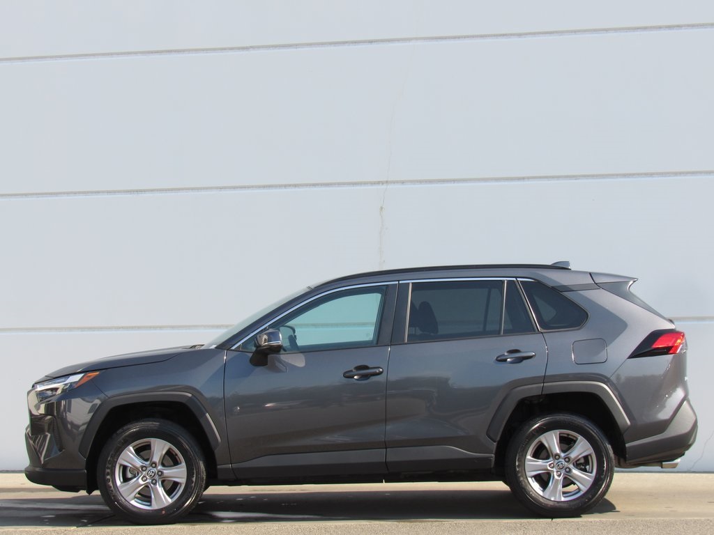 2023 Toyota RAV4 XLE photo 3