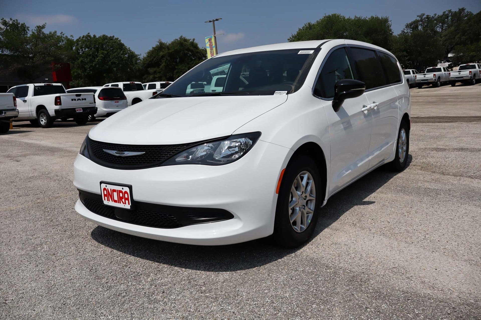 2025 Chrysler Voyager LX photo 3