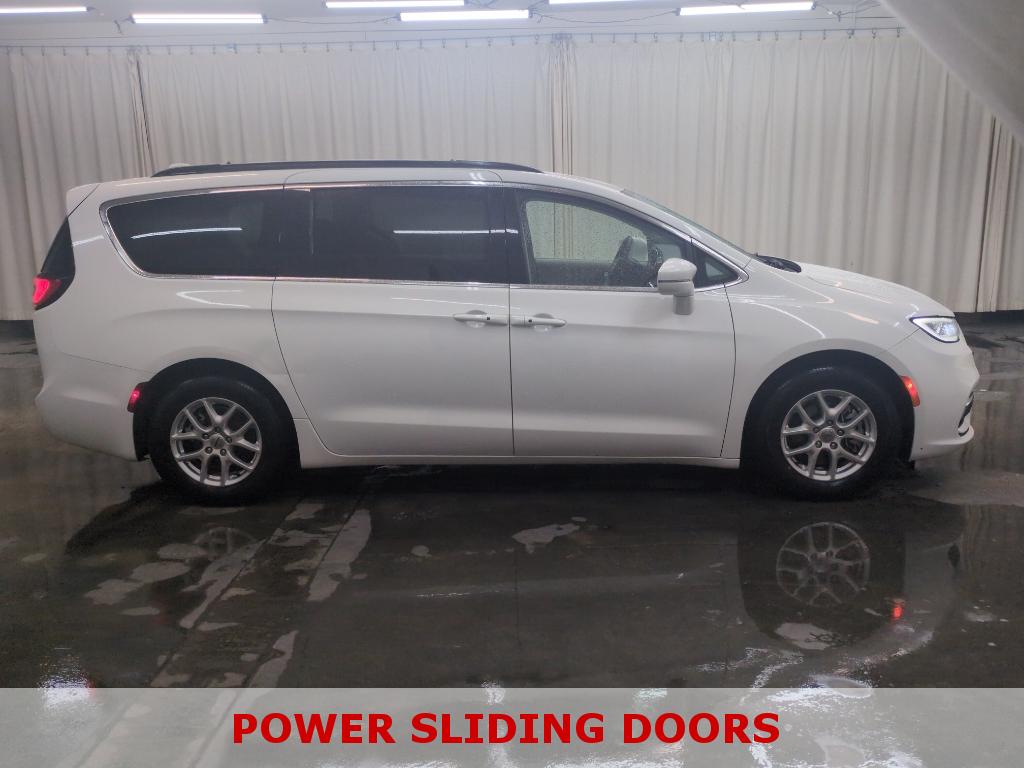 2022 Chrysler Pacifica Touring L photo 2