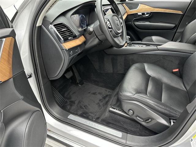 2022 Volvo XC90 T6 AWD Momentum photo 2