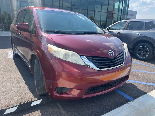 2014 Toyota Sienna L photo 2
