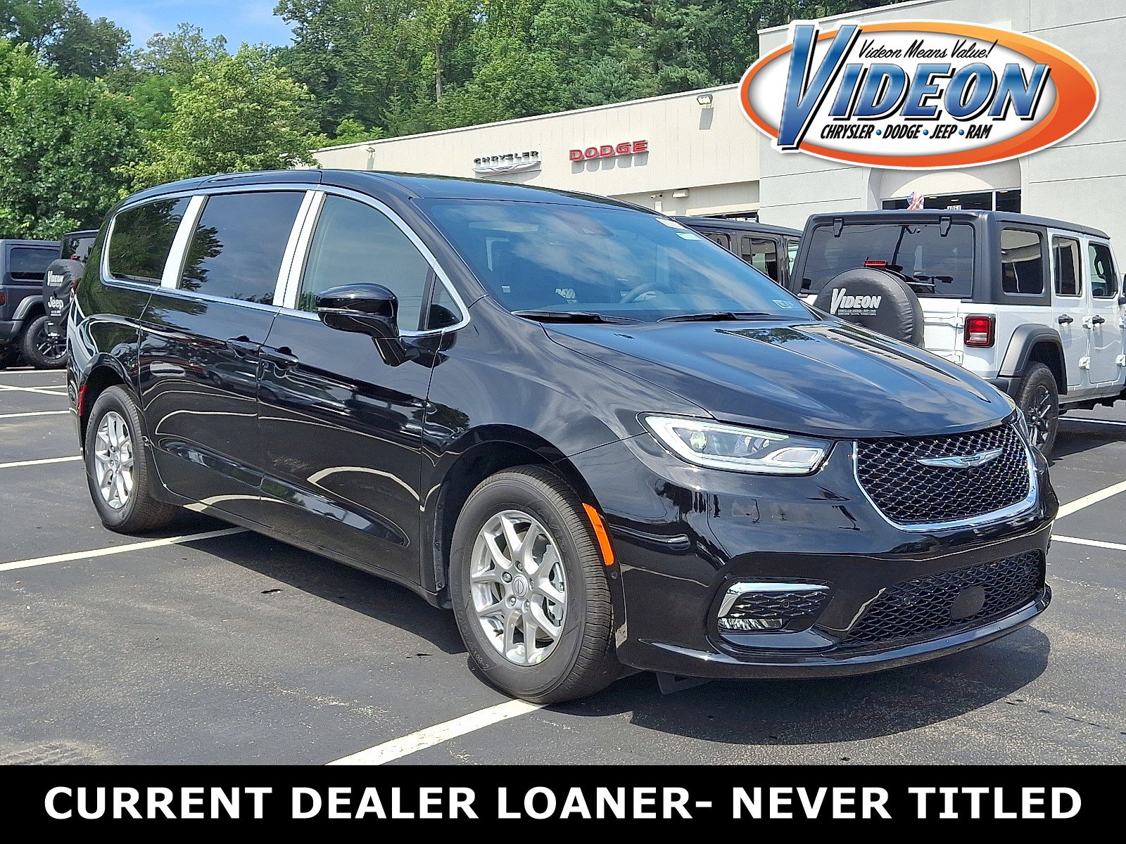 2026 Chrysler Pacifica Select's photo