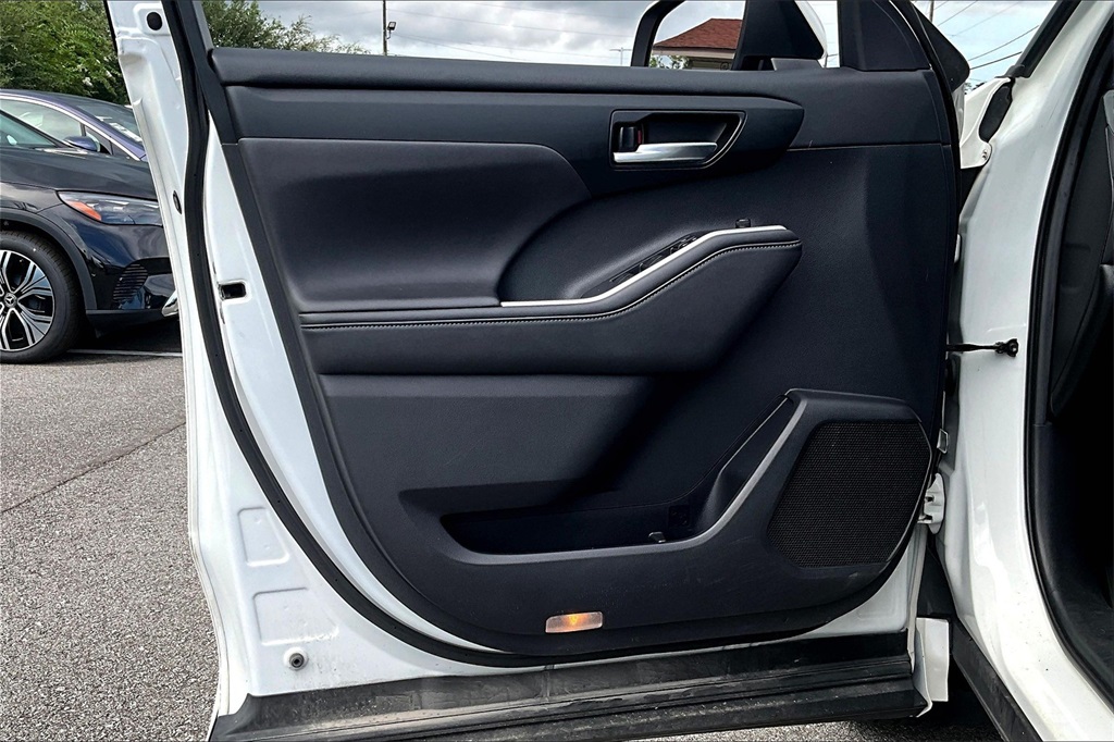 2020 Toyota Highlander XLE photo 18
