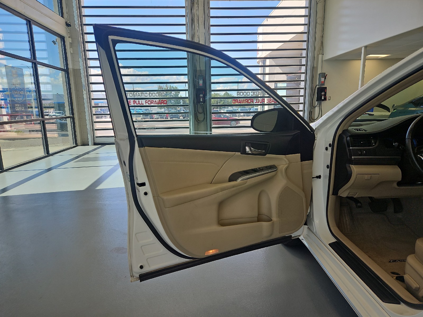 Used 2013 WHITE Toyota XLE image 12