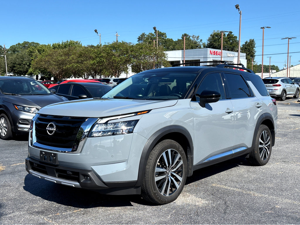 2023 Nissan Pathfinder Platinum photo 3