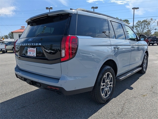 2025 Ford Expedition photo 2