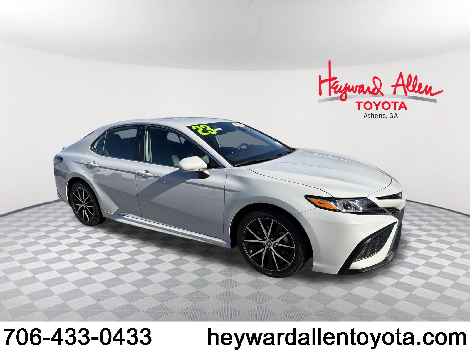 2023 Toyota Camry SE's photo