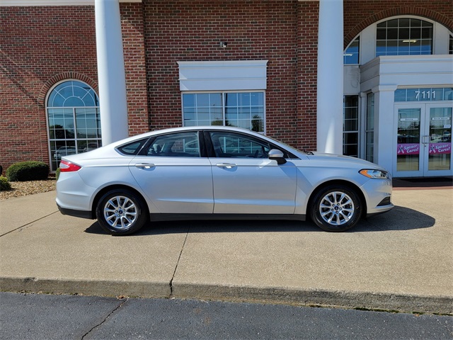 2016 Ford Fusion S photo 2