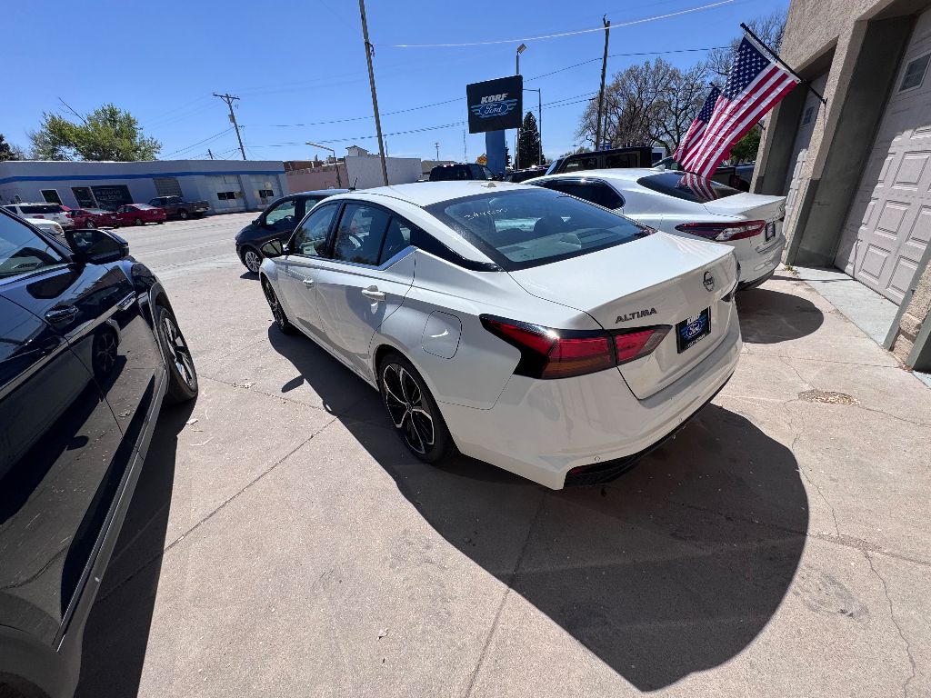 2023 Nissan Altima 2.5 SR photo 4