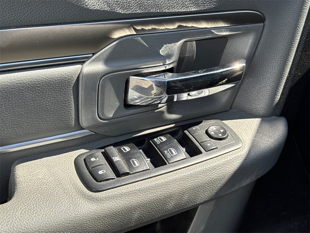 2017 Ram 1500 SLT photo 8