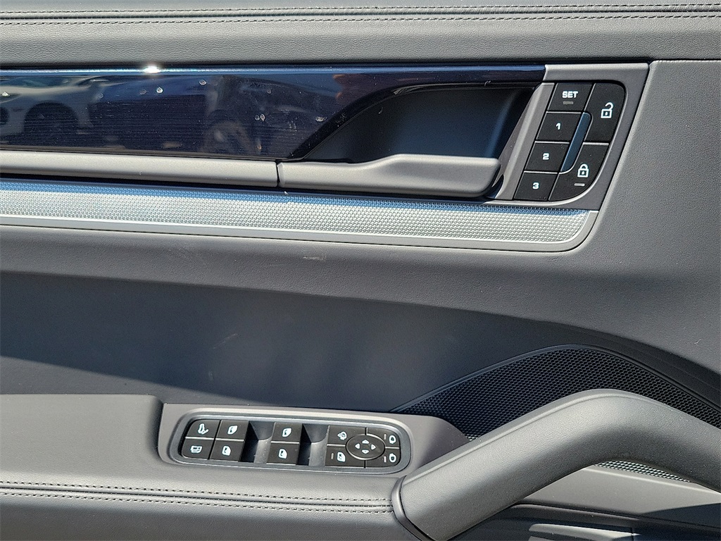 2025 Porsche Cayenne E-Hybrid S photo 23