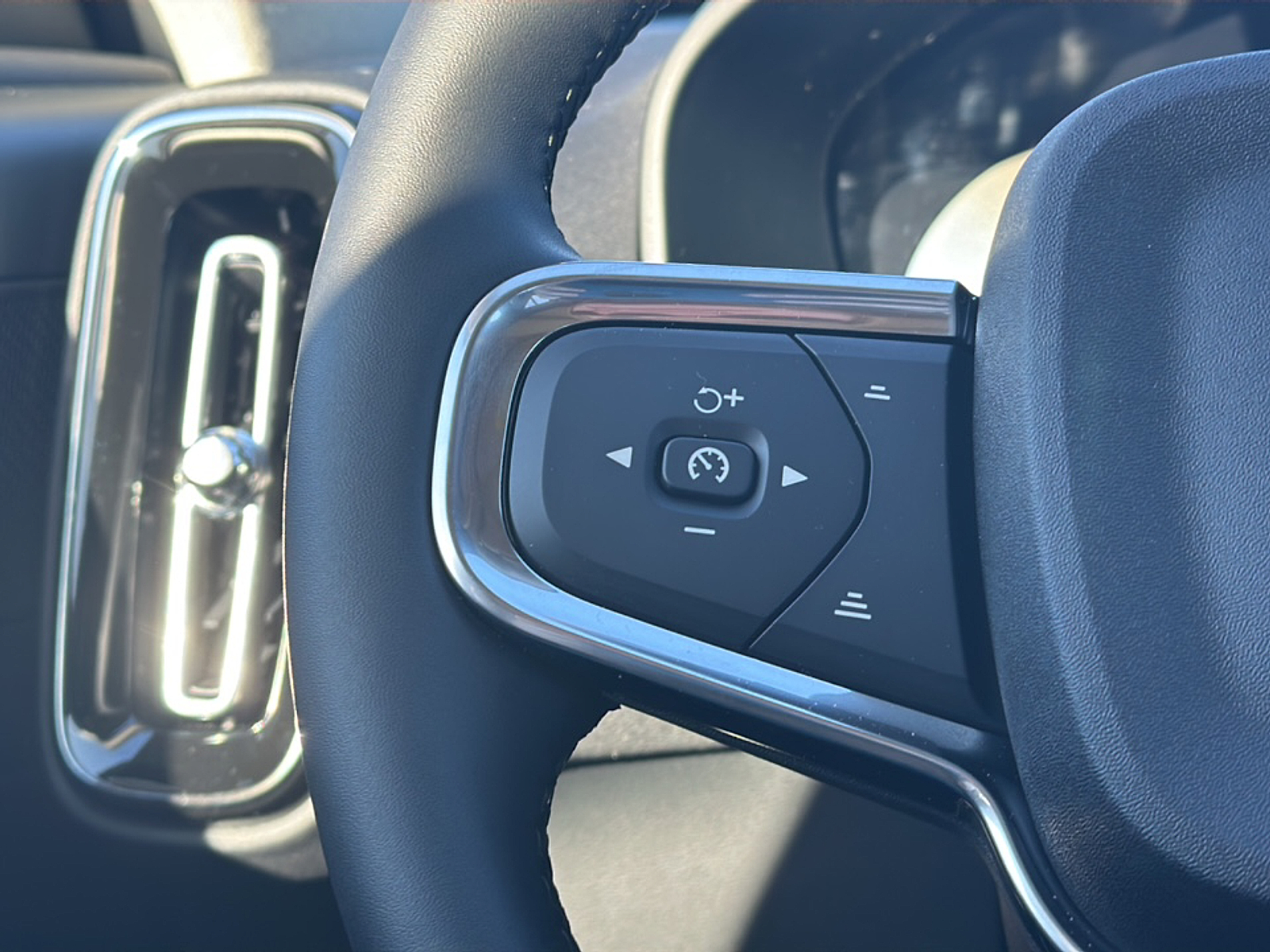 2025 Volvo XC40 photo 11