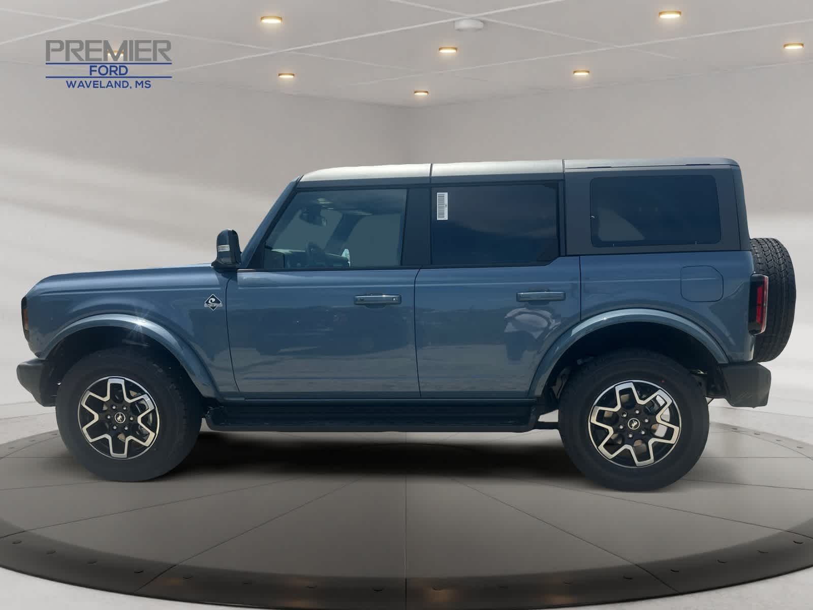 2025 Ford Bronco Outer Banks photo 2