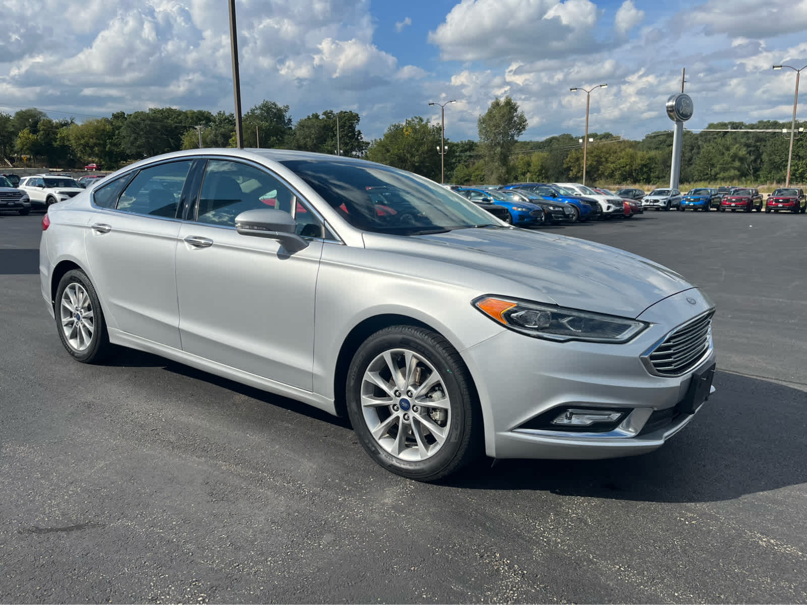 2017 Ford Fusion SE photo 2