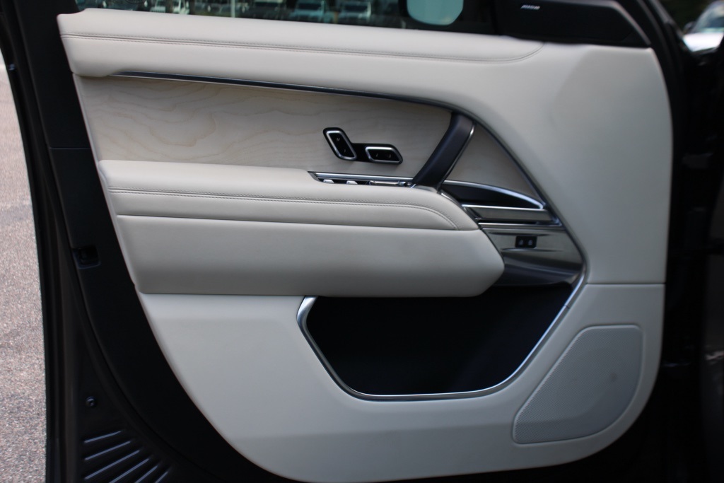 2023 Land Rover Range Rover SE photo 10