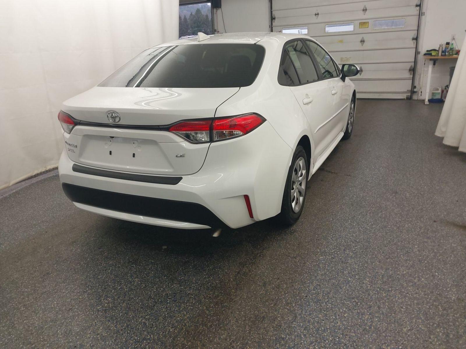 2021 Toyota Corolla LE photo 2