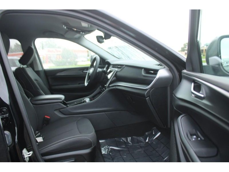2023 Jeep Grand Cherokee Laredo photo 10
