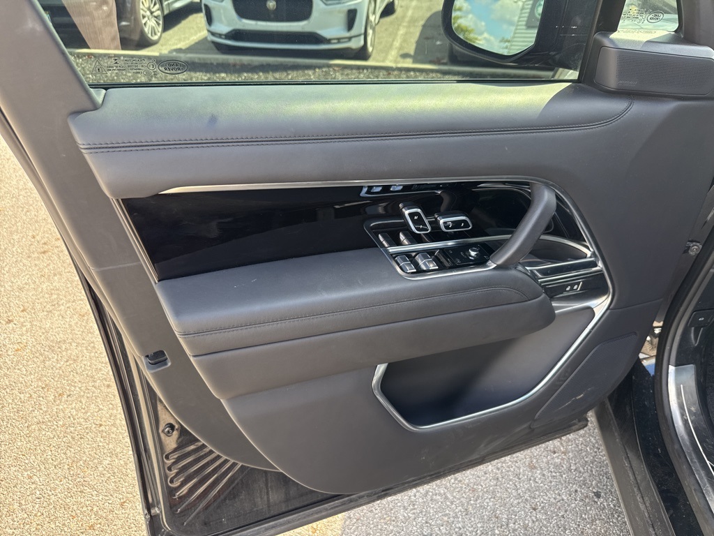 2023 Land Rover Range Rover SE photo 11