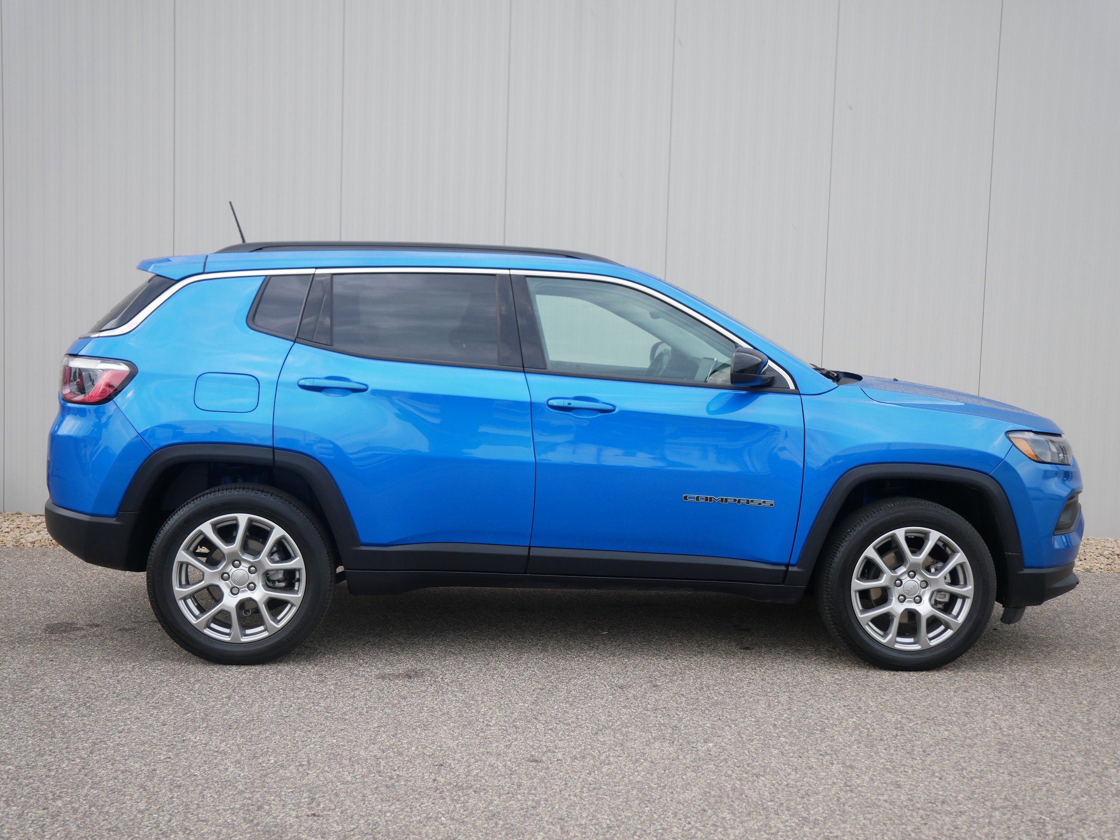 2022 Jeep Compass Latitude Lux photo 6