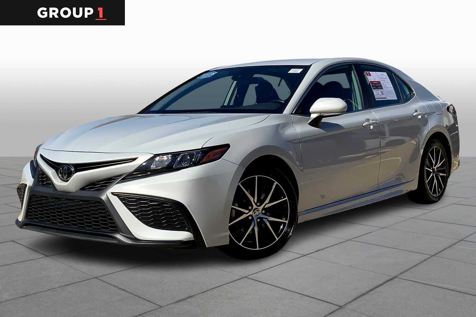 2023 Toyota Camry SE's photo