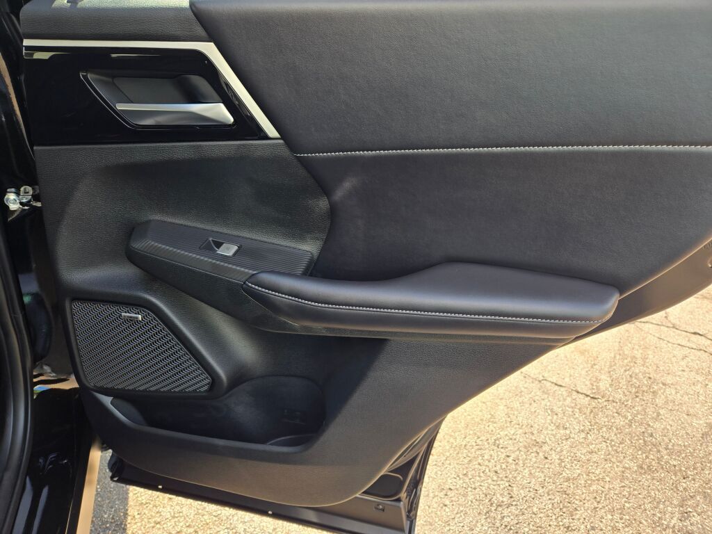 2025 Mitsubishi Outlander SE photo 9