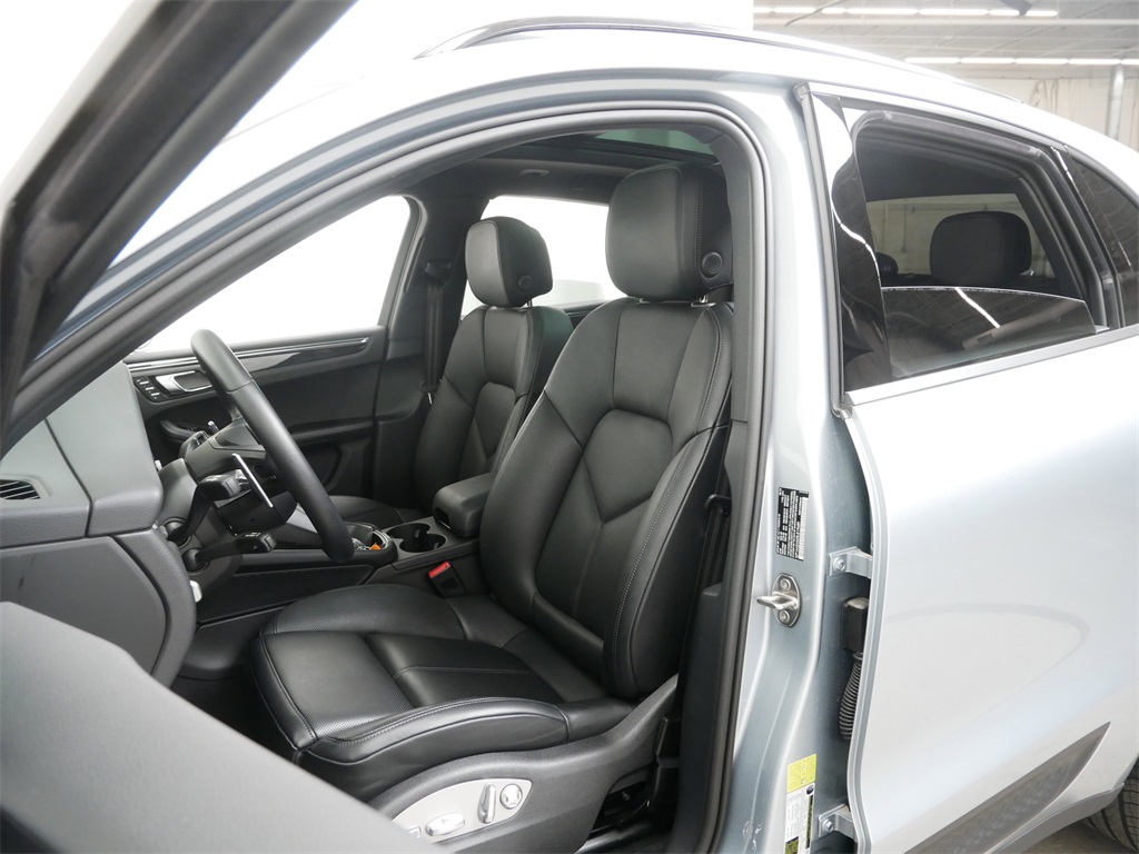 2024 Porsche Macan T photo 5