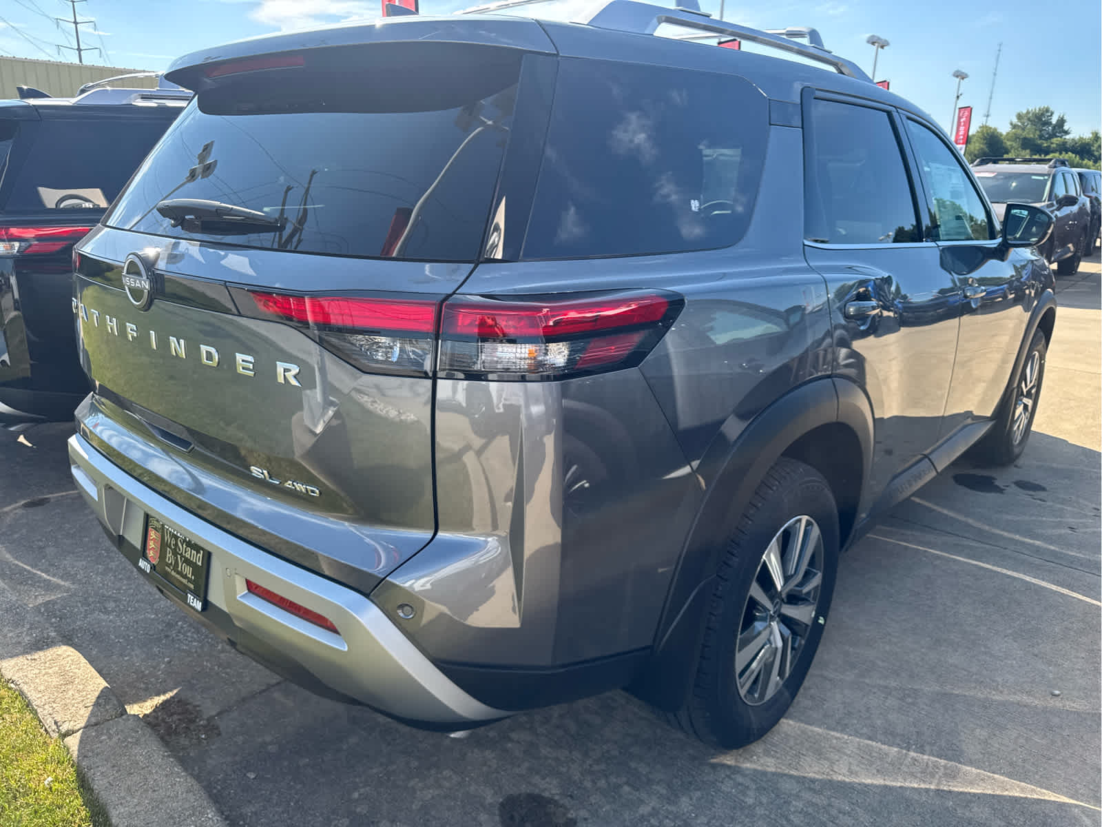 2025 Nissan Pathfinder SL photo 3