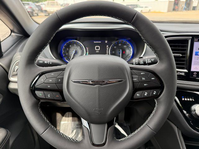 2026 Chrysler Pacifica Limited photo 13