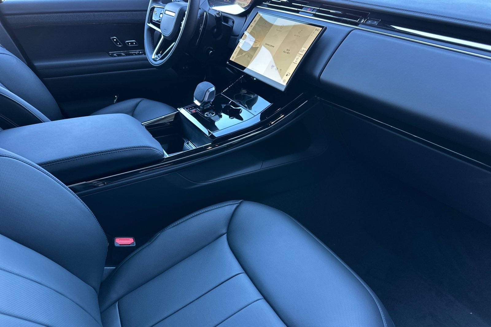 2025 Land Rover Range Rover Sport SE photo 18