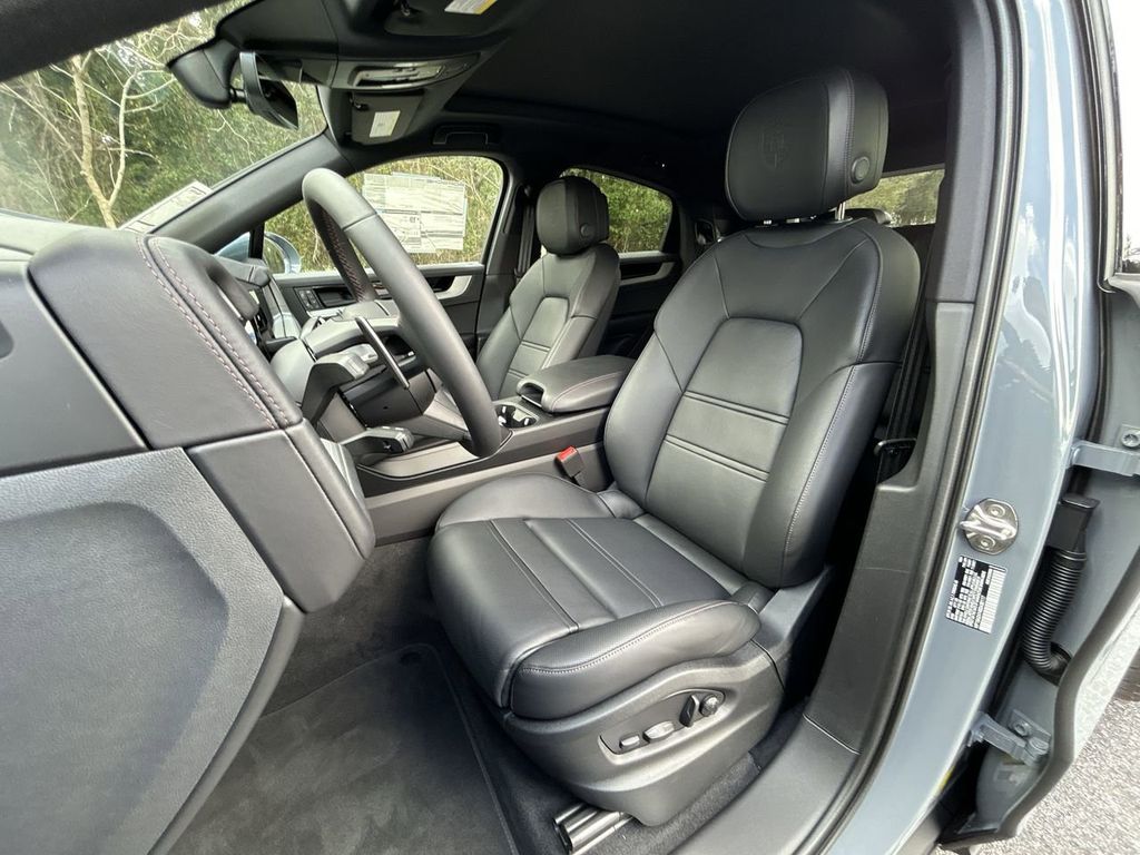 2025 Porsche Cayenne Coupe Base photo 15