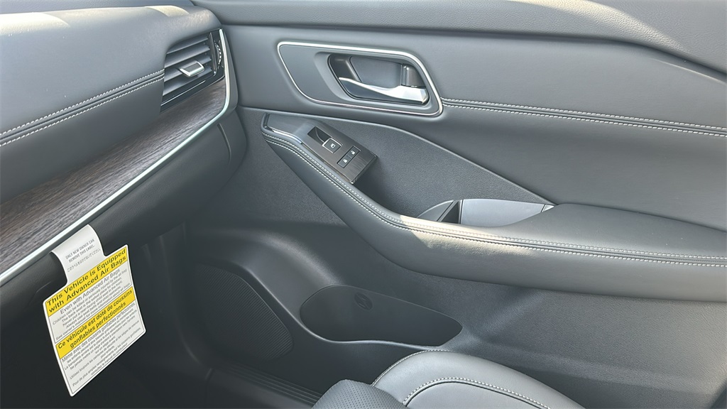 2025 Nissan Rogue Platinum photo 26