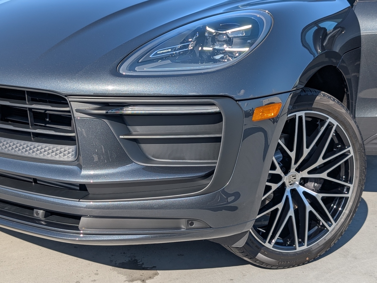 2026 Porsche Macan T photo 10