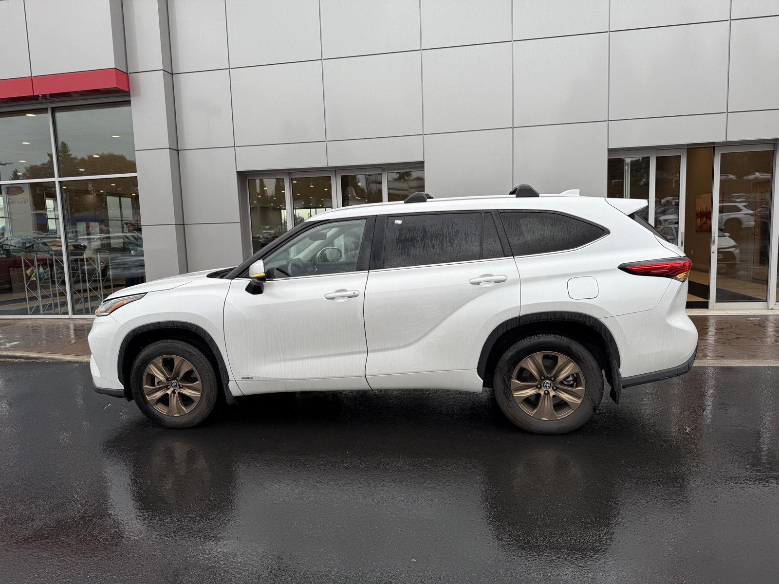 2023 Toyota Highlander Hybrid Bronze Edition photo 2