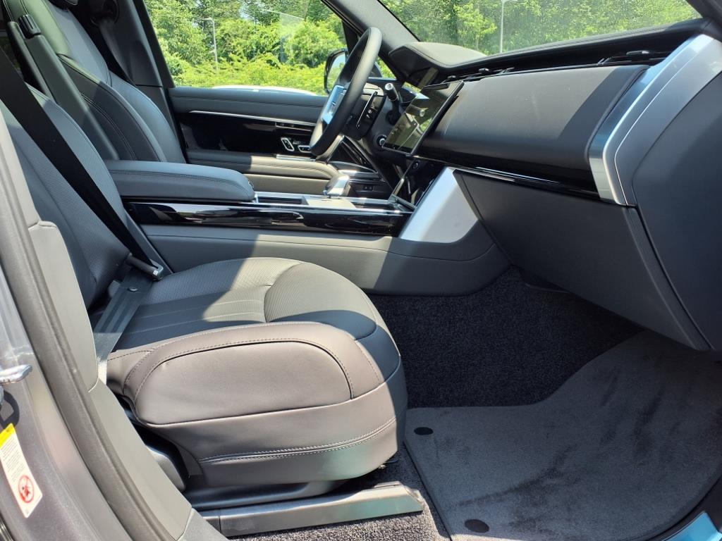 2025 Land Rover Range Rover SE photo 3