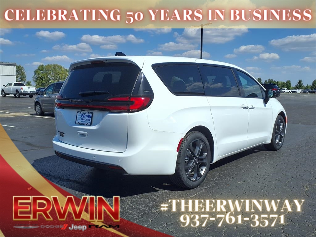 2026 Chrysler Pacifica photo 3