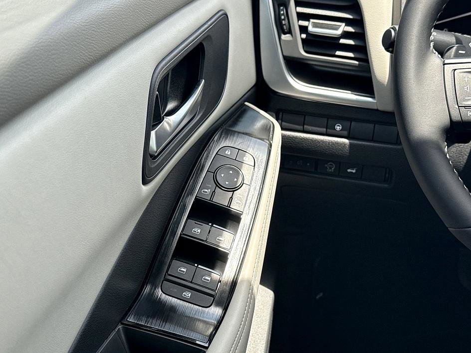 2025 Nissan Rogue SV photo 15