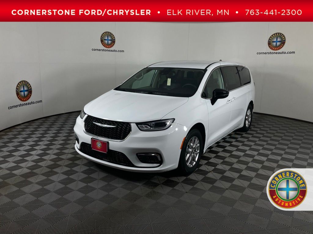 2024 Chrysler Pacifica Touring L's photo