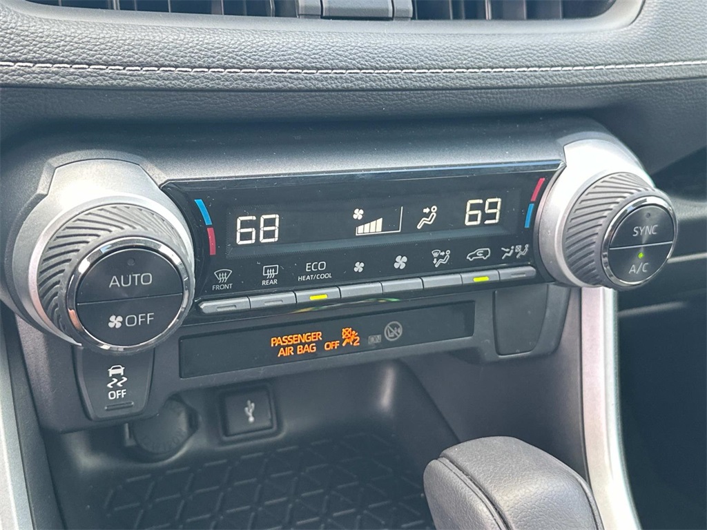 2021 Toyota RAV4 Hybrid XLE photo 19