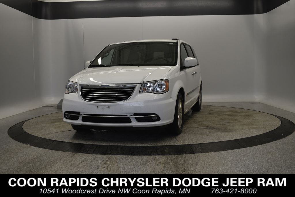 2015 Chrysler Town & Country Touring's photo